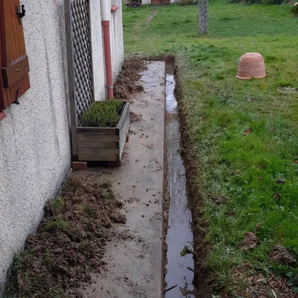 Drainage de jardin par sola près d’une maison avec tranchée et pelouse humide à limoux