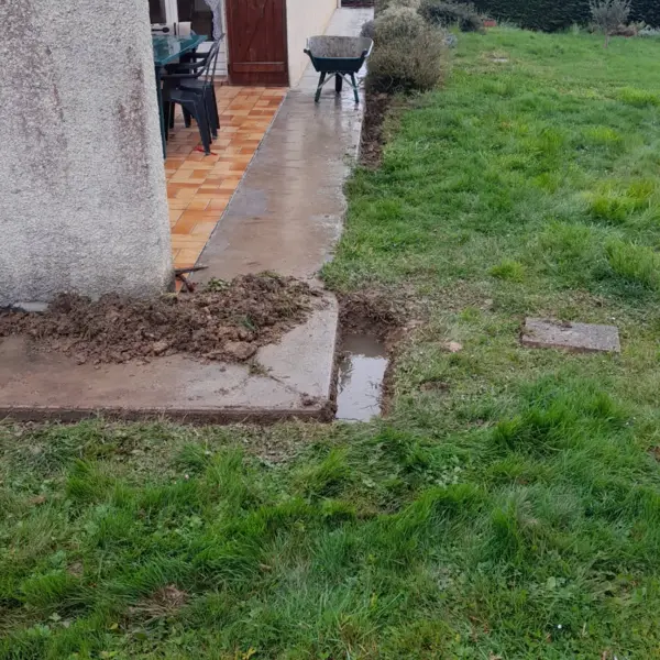 Terrasse en béton en cours d’aménagement après pluie par sola près d’une maison à limoux