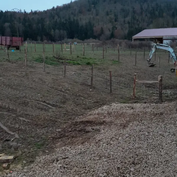 Chantier d’aménagement rural par sola près de limoux avec pelleteuse, graviers et prairie en arrière-plan
