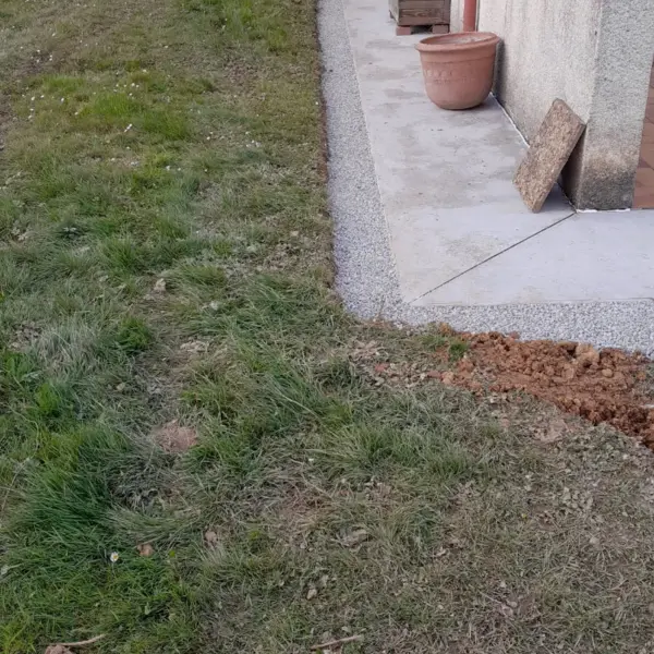 Aménagement de pelouse et terrasse béton par sola, entretien d’espace vert résidentiel à limoux