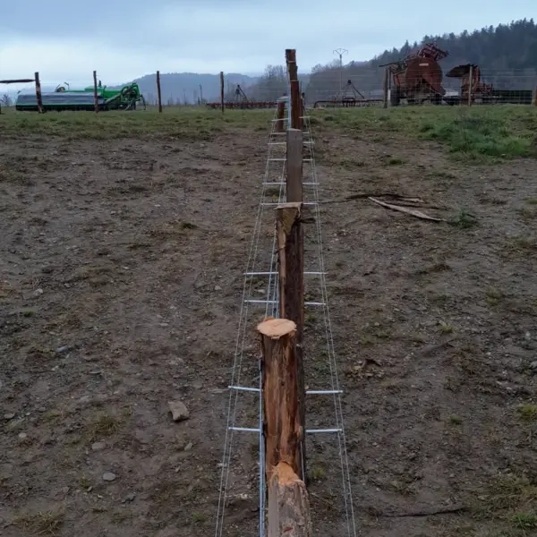 Clôture champêtre en bois en cours d’installation par sola dans un paysage rural près de limoux